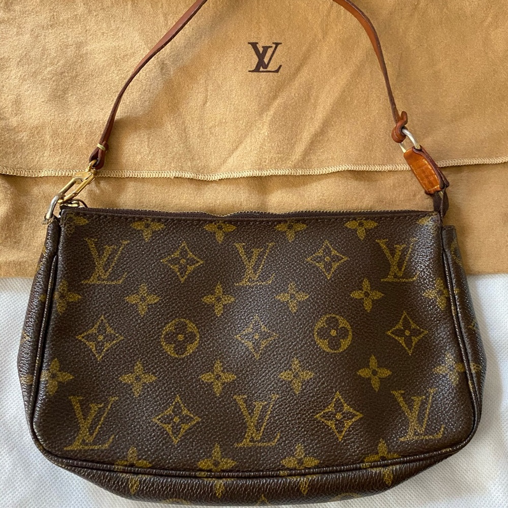 AUTHENTIC! Louis Vuitton Pochette
